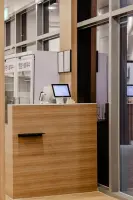 깔끔한 우드 카운터의 한식당 계산대 디자인